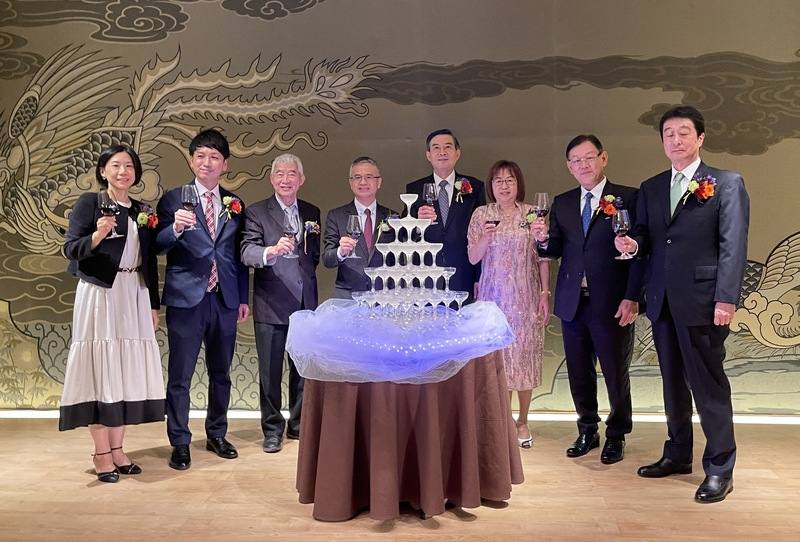 中華電信公司26日在東京舉行中華電信日本子公司成立15週年慶祝會。中華電信董事長郭水義（左4）表示，公司有4項優勢及資產，盼協助台商達成從台灣走向全世界的目標。