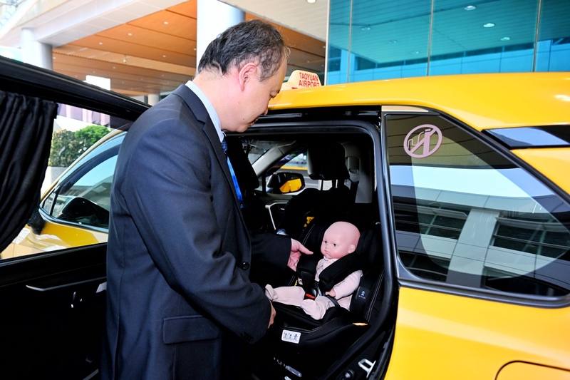 為提升服務品質，桃園機場排班計程車自律委員會26日表示，考量行駛路線為國道，特別引進安全級數更高、防護更強的知名品牌兒童安全座椅，並由專業師資傳授正確安裝及使用方式。