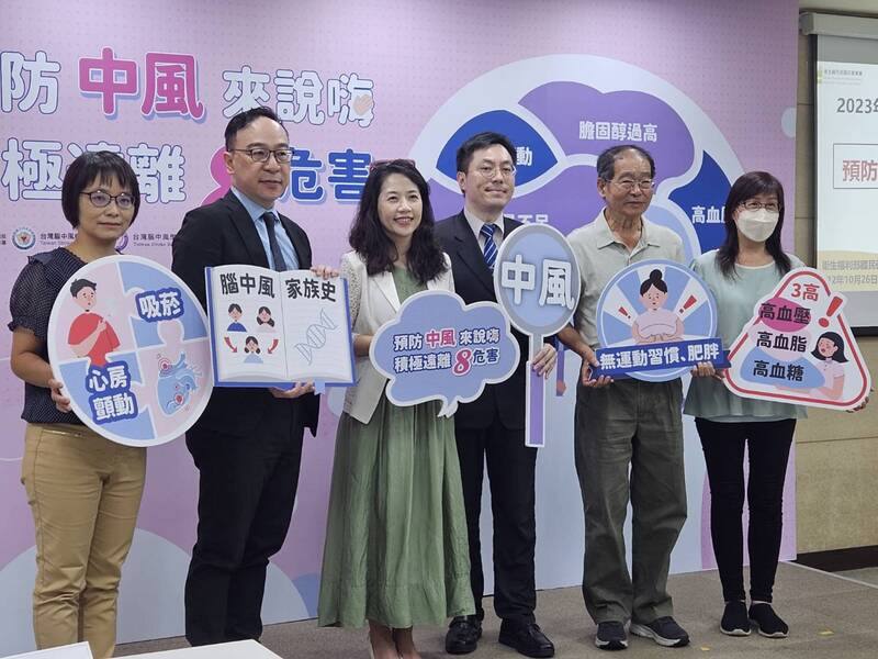 70歲開業診所牙醫師李台光（右2）26日以腦中風病友身分出席衛福部國民健康署舉行的記者會，分享自身故事，在經過積極復健後，李台光如今不只替診所病患顧牙齒更護血管。