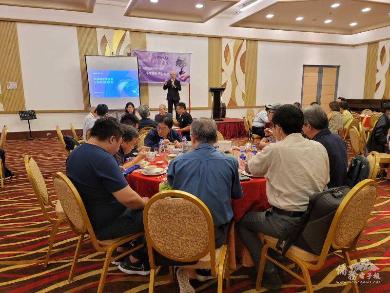 黃力家向僑臺商講解供應鏈碳管理倡議活動