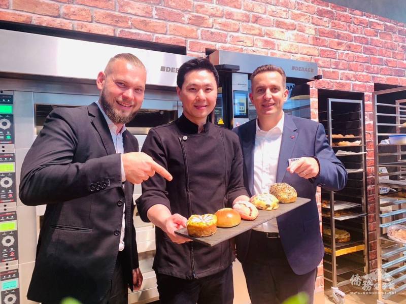 世界冠軍麵包師傅陳永信受德國廠商邀請在烘焙展上展出得奬麵包作品
