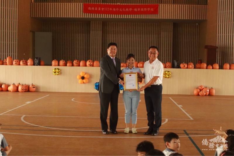 張皓鈞(左)與謝明輝(右)共同致頒感謝狀予鄭子翊教師