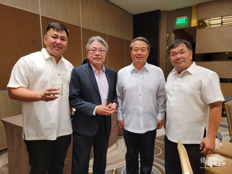 周民淦〈右2〉、楊登仕（左2）與丁金煌〈右1〉、丁俊峰〈左1〉合影