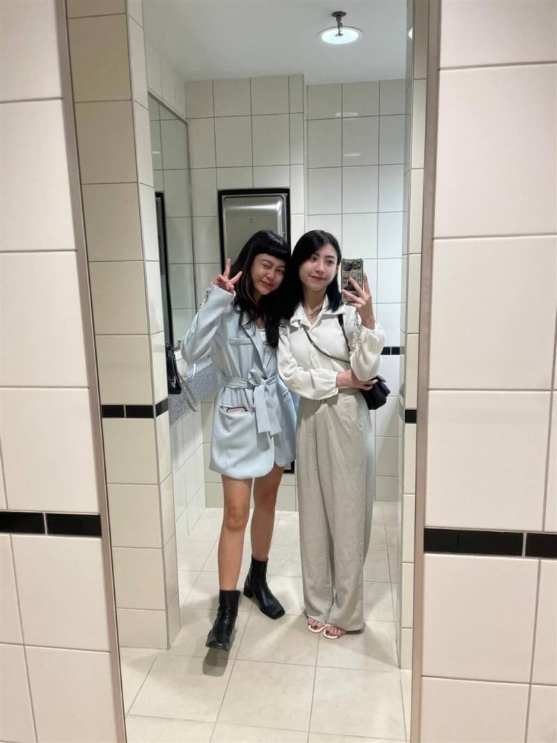 景文科技大學的陳怡琳（左）和吳映錡（右）很高興能到加拿大實習，不僅從工作中學到國外餐飲業的管理方式，也能體驗國外的風土人情，令自己的視野更寬廣。（受訪者提供）