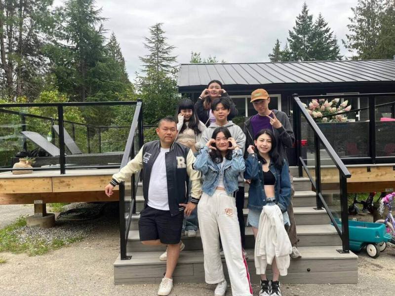 6名台灣大學生今年透過江衍緻（左）的安排，分別進入加拿大3家企業實習工作。預計明年至少有30名大學生會進入加拿大16家企業實習工作。（受訪者提供）