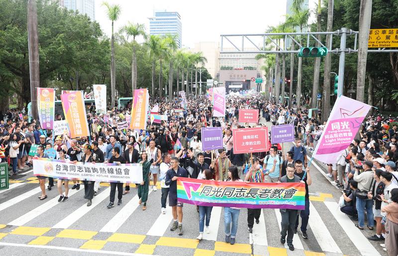 2023第21屆台灣同志遊行28日下午在北市府廣場集結出發，遊行主題為「與多元同行 （Stand with Diversity）」，台灣彩虹公民行動協會理事長小鯨表示，希望能透過這次遊行讓大家看見自身特質外，也能擁抱他人，達到「與多元同行」的目的。