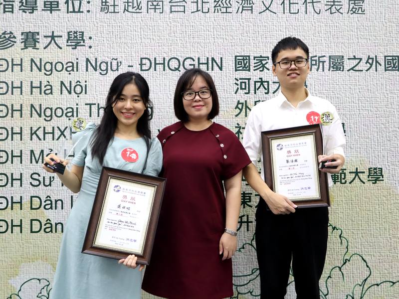 由河內台商會主辦的漢語演講比賽28日登場，來自河內國家大學所屬外語大學的黎海興（右）與范秋明（左）分別拿下第一、二名，賽後並與指導老師陳靈香江（中）合影。