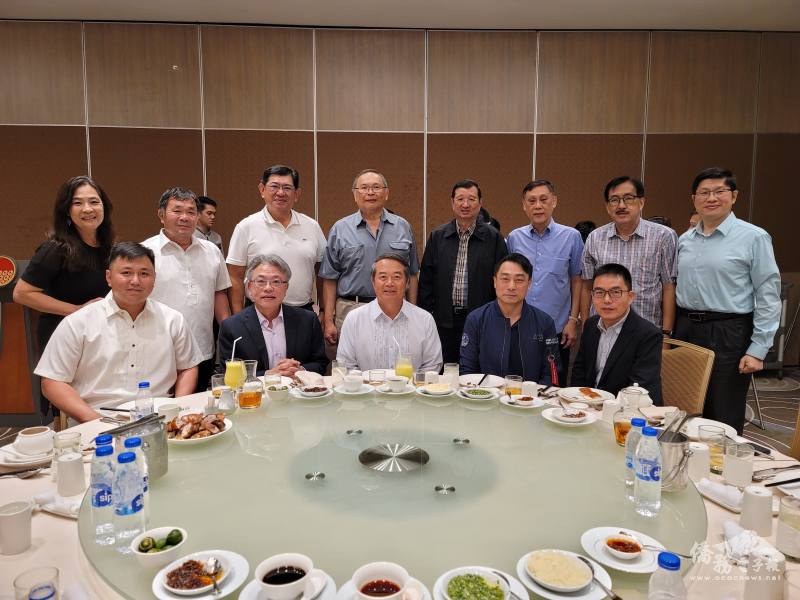 菲華文經總會領導幹部與周民淦〈前排中〉、楊登仕（前排左2）、梁崇偉〈後排右1〉等人合影