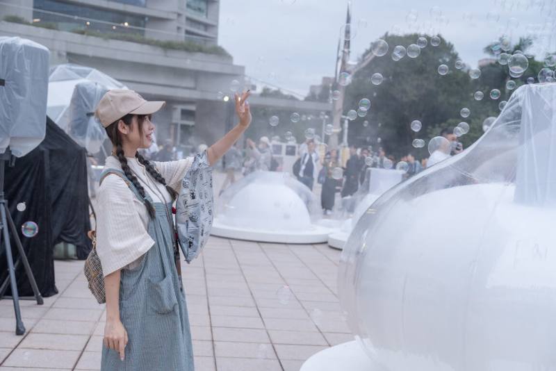 台灣團隊「穀米機工」裝置藝術作品「你做了什麼顏色的白日夢」榮獲2023台北文創天空創意節潛力新銳組優選，民眾只要在相關網頁輸入夢想或願望，就能將心願化為具體色彩、煙霧或五彩泡泡呈現，即日起在台北文創文化廣場展出。（台北文創提供）