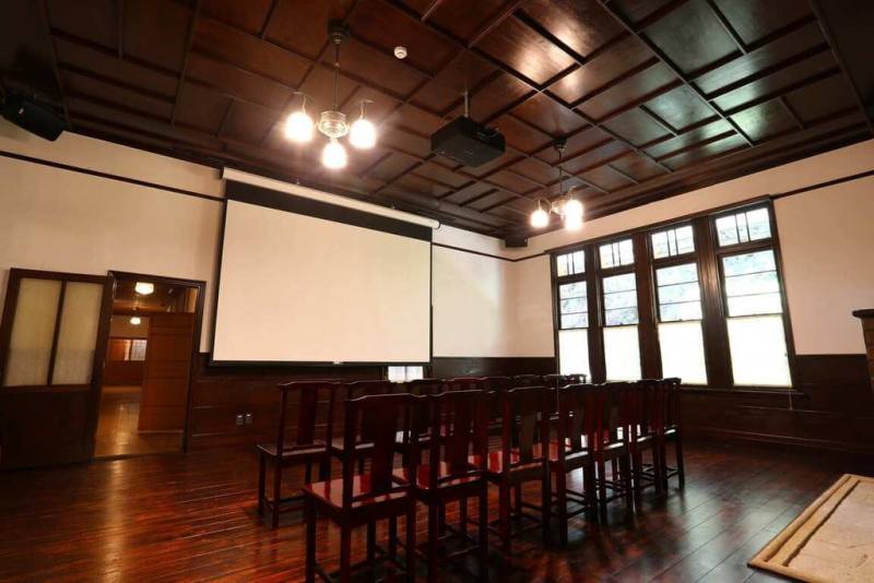 林業及自然保育署嘉義分署歷經8年多歷史調查、規劃設計及施工，已完成「阿里山貴賓館」修復，圖為貴賓館西側交誼廳。（林業保育署嘉義分署提供）