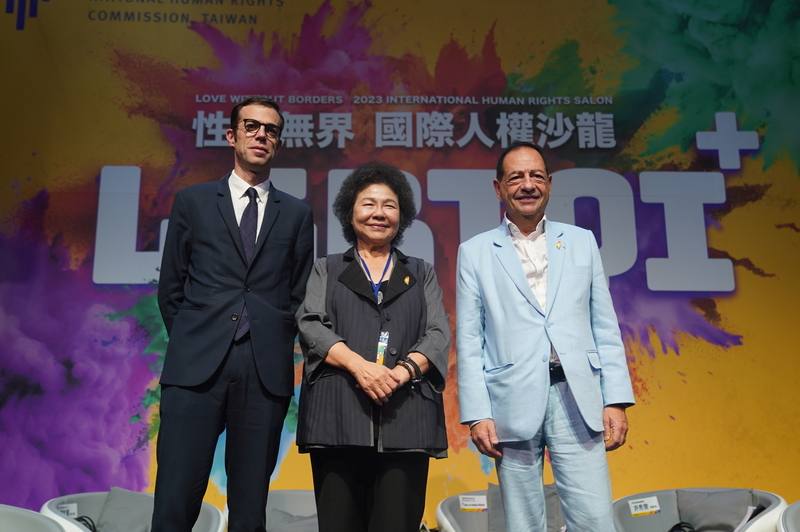 國家人權委員會30日在台北西門紅樓舉辦「LGBTQI+ 性別無界：國際人權沙龍」，法國巴黎副市長羅梅洛-米歇爾（Jean-Luc Romero-Michel）（右）、人權會主委陳菊（中）、法國在台協會主任巴黎思（Franck Paris）（左）出席並合影。
