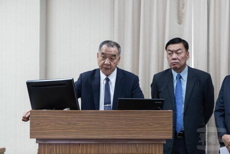 國防部長邱國正列席立法院外交及國防委員會並備質詢。（軍聞社記者周力行攝）