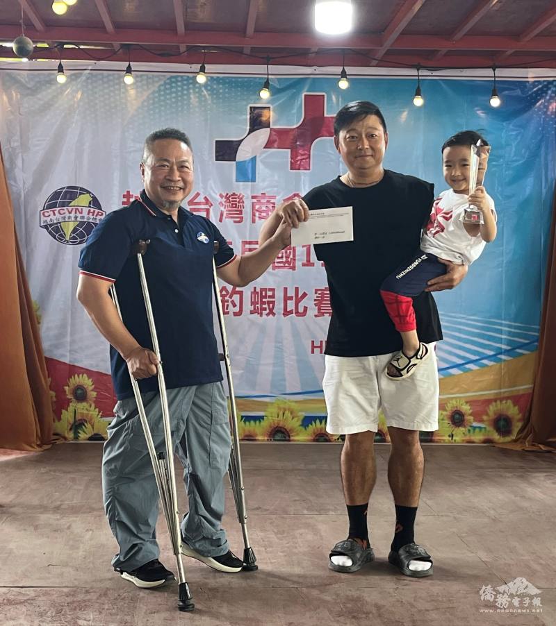會長王坤生頒獎給第一名江朝旭