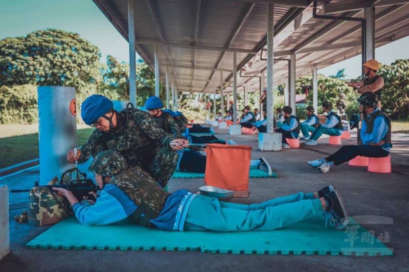 學生體驗T-91戰鬥步槍25公尺實距離歸零射擊。（陸軍第六軍團提供）