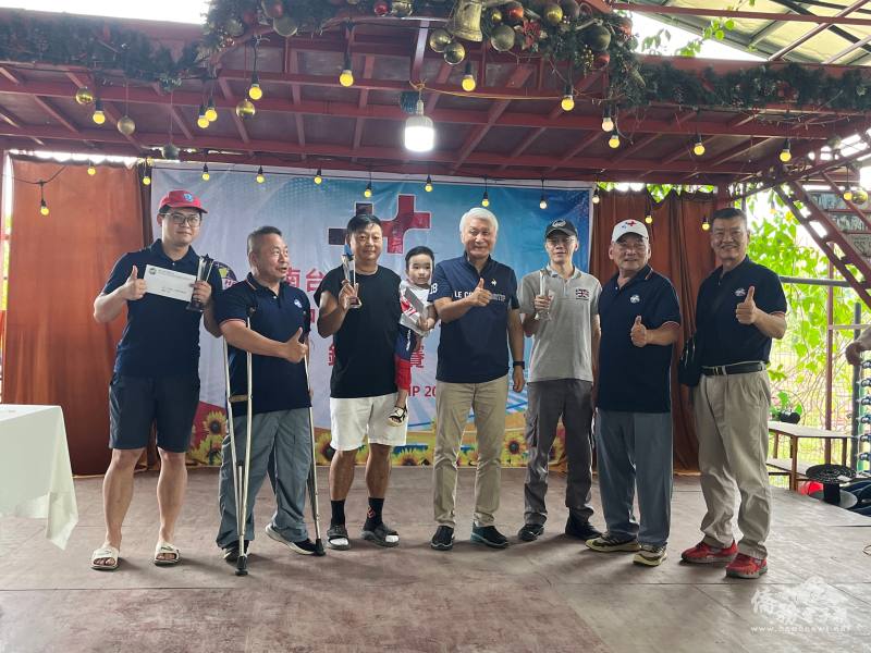 前三名得獎者與石瑞琦（右4）、王坤生（左2）、僑務諮詢委員高國華（右2）及監事長鍾良有（右1）合影