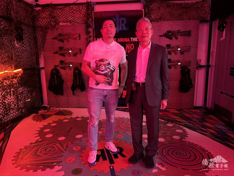 Hyper Reality老闆陳裕仁(左)受駐英國代表處僑務組組長陳世池(右)邀請，申請成為僑委會i僑卡英國合作店家之一