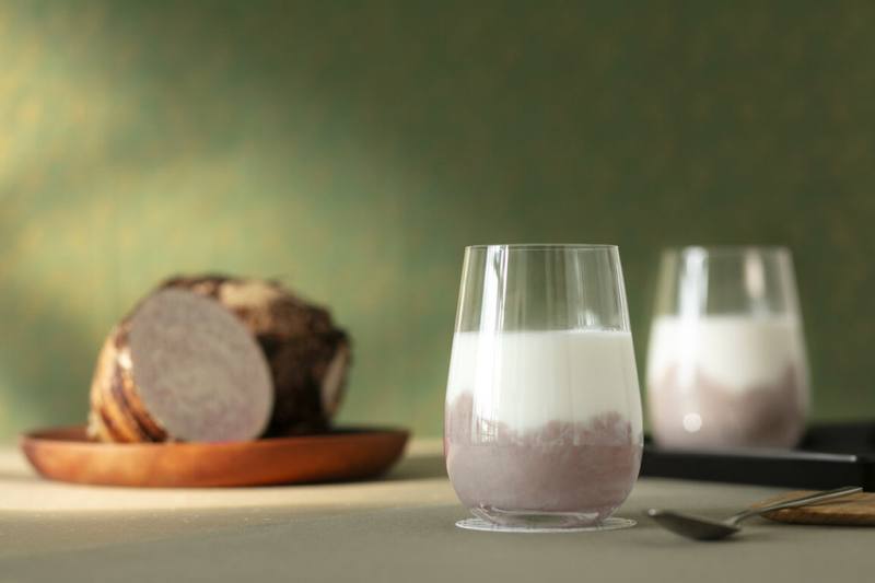 長榮航空表示，10月開始於台北出發的長程航線皇璽桂冠艙，提供現做的香芋鮮奶飲，採用台灣在地特產的大甲芋頭，搭配香濃鮮奶，讓外籍旅客對台灣美食烙下深刻記憶。（長榮航空提供）