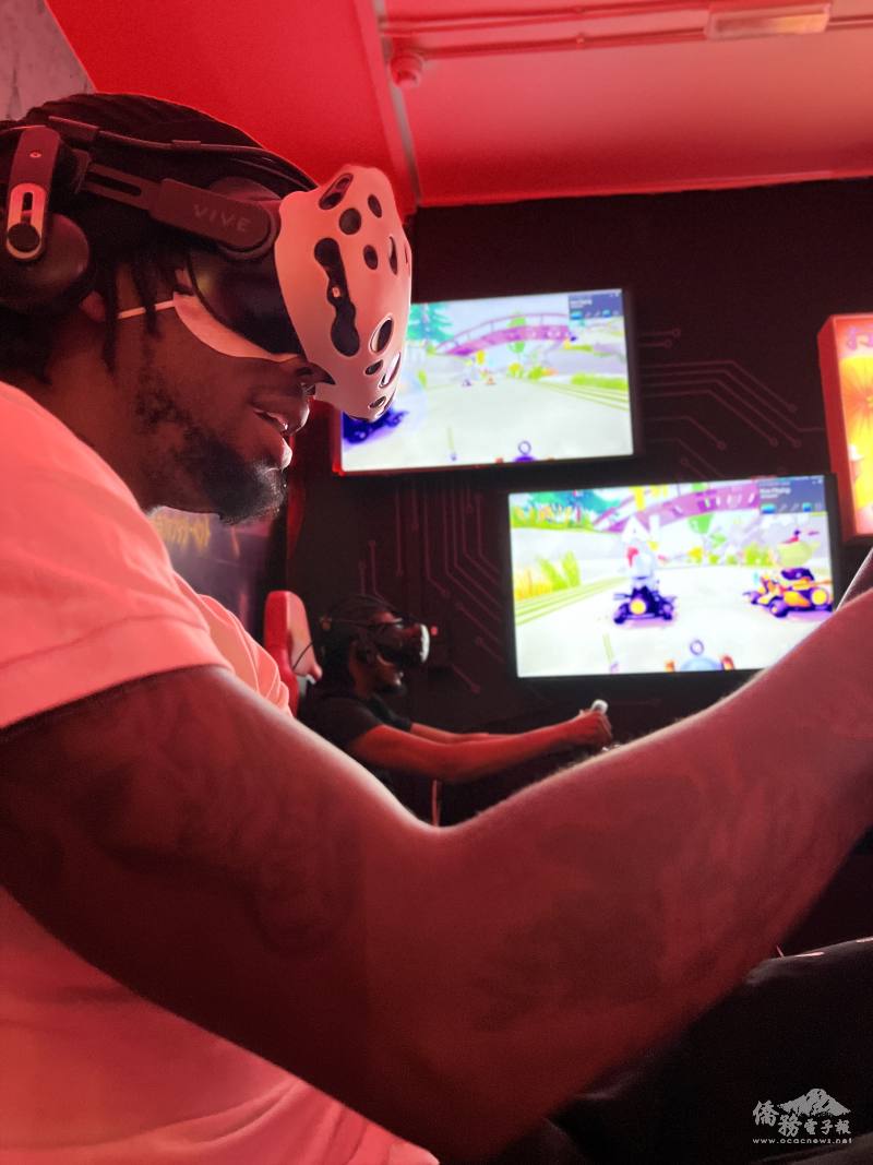 VR遊戲店的顧客跳脫現實置身於各種虛擬場域，感受打怪時的脈搏跳動與神經緊繃的酣暢淋漓。(Hyper Reality提供)