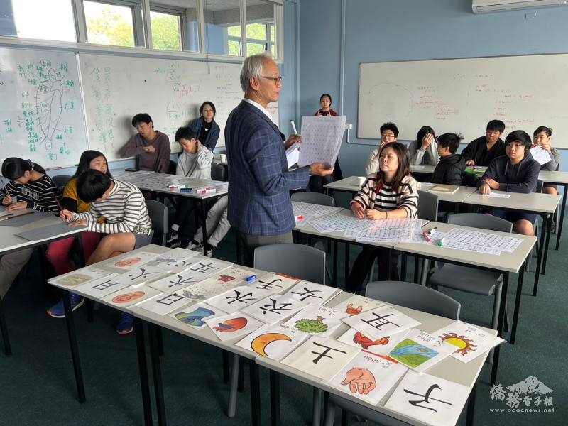 校長簡明輝解說漢字闖關活動