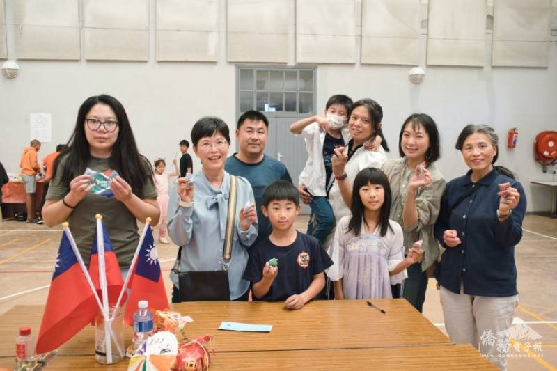 一起玩沙包(右起：施麗娟、黃曉玲、李俊緯、邱昶瑋、劉治民)