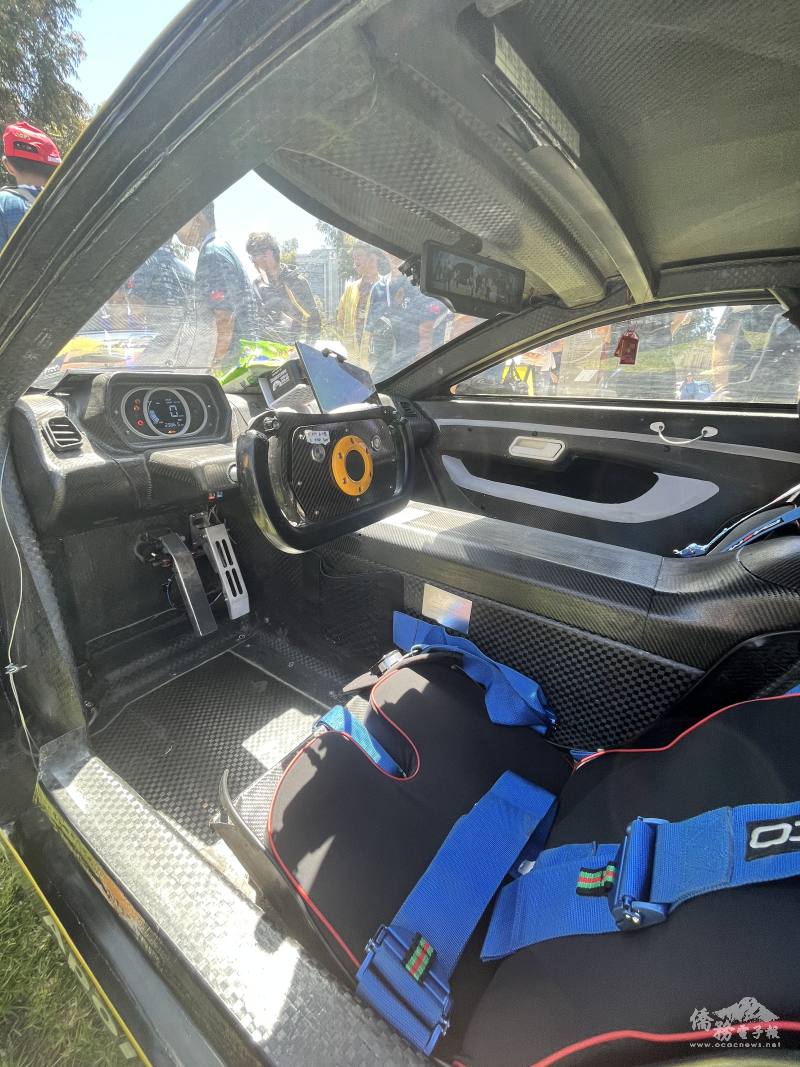 車體皆為碳纖維打造，圖為五點式安全帶