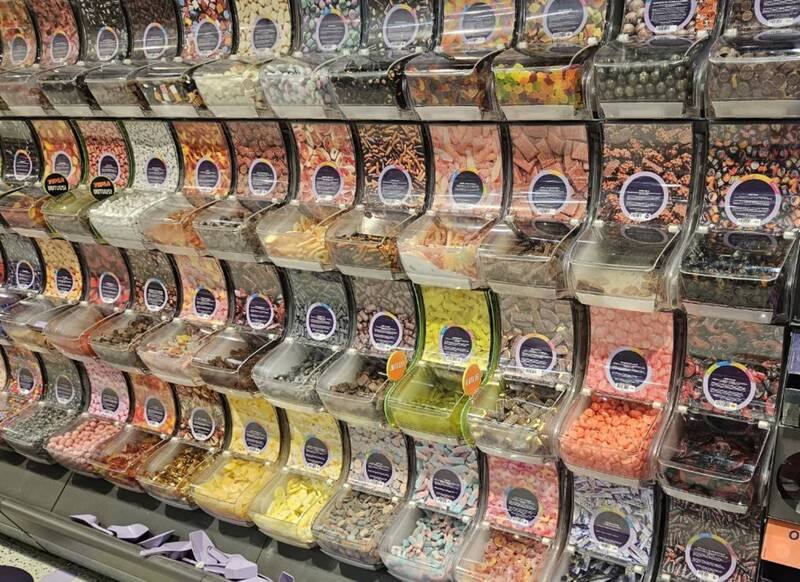 國健署提醒家長，歡慶萬聖節，千萬別讓孩子陷入「甜蜜陷阱」，2歲以上小孩避免攝取超過總體熱量10%添加糖，建議以水果、堅果取代糖果，或親子共煮南瓜健康點心。