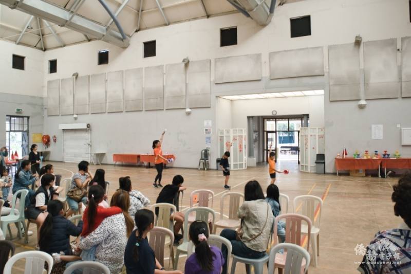 黃芳莉(左)帶領邱寶陞及邱寶鋮雙胞胎兄弟檔表演扯鈴