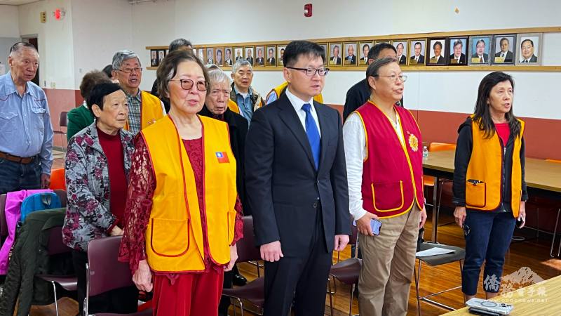 波士頓榮光會理事張韻蘭(前排左起)、波士頓文教中心潘昭榮、榮光會理事長鄭增壽、副理事長蘇麗萍等人和出席眾人一起唱國歌