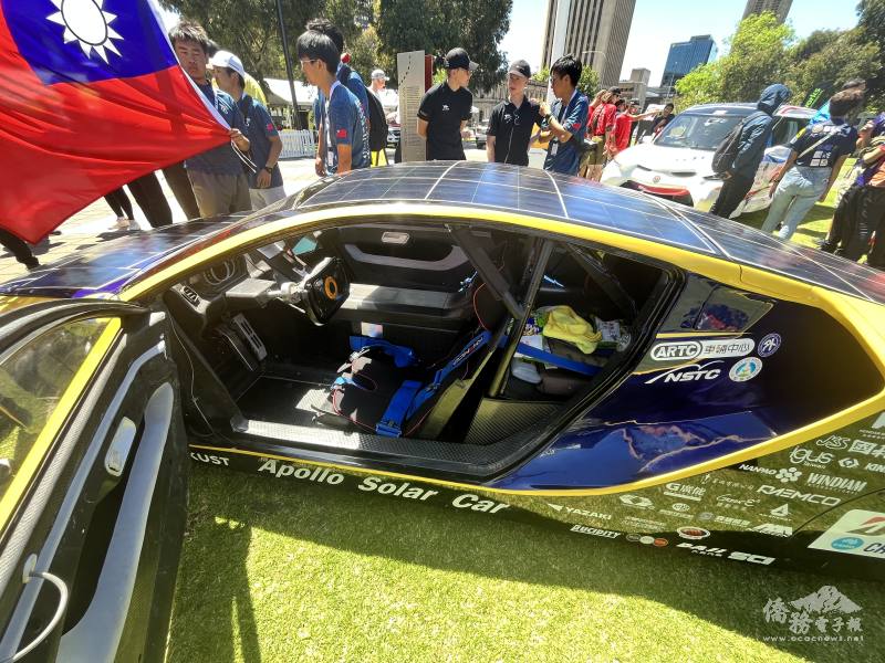 兩人座車內裝，後面能放置行李