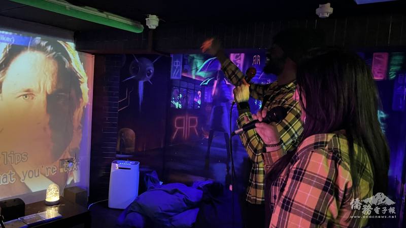 虛擬實境遊戲空間、VR雲霄飛車、卡拉OK、食物飲料Bar，Hyper Reality為時下年輕人打造複合式的娛樂空間。(Hyper Reality提供)