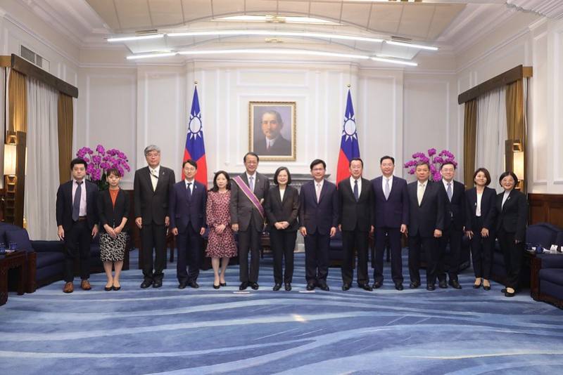 President Tsai poses for a photo with Chief Representative of the Japan-Taiwan Exchange Association Taipei Office Izumi Hiroyasu and his wife.