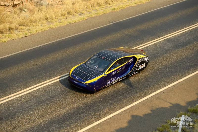 車輛烈日下在公路上馳乘