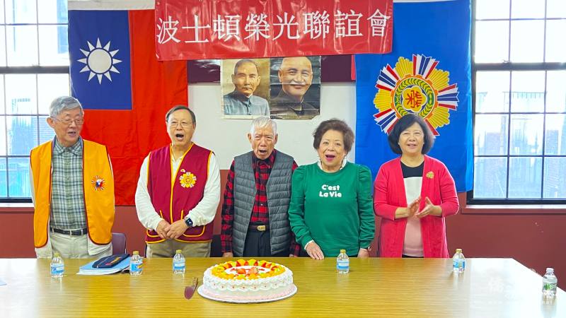 鄭增壽(左二)率眾唱生日歌，祝福壽星左起蘇義雄、黃福昇、池元真、馮文鸞生日快樂