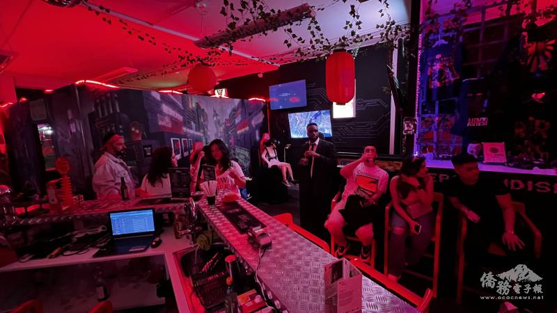 店內產品與裝潢風格充斥著臺灣滷味、日文招牌、越南咖啡、美式調酒等諸多元素，低調透露陳裕仁過去的人生歷程。(Hyper Reality提供)