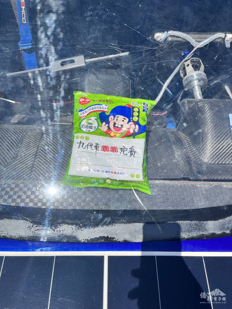 為祈求比賽順利，在車子內擺上臺灣傳統零食