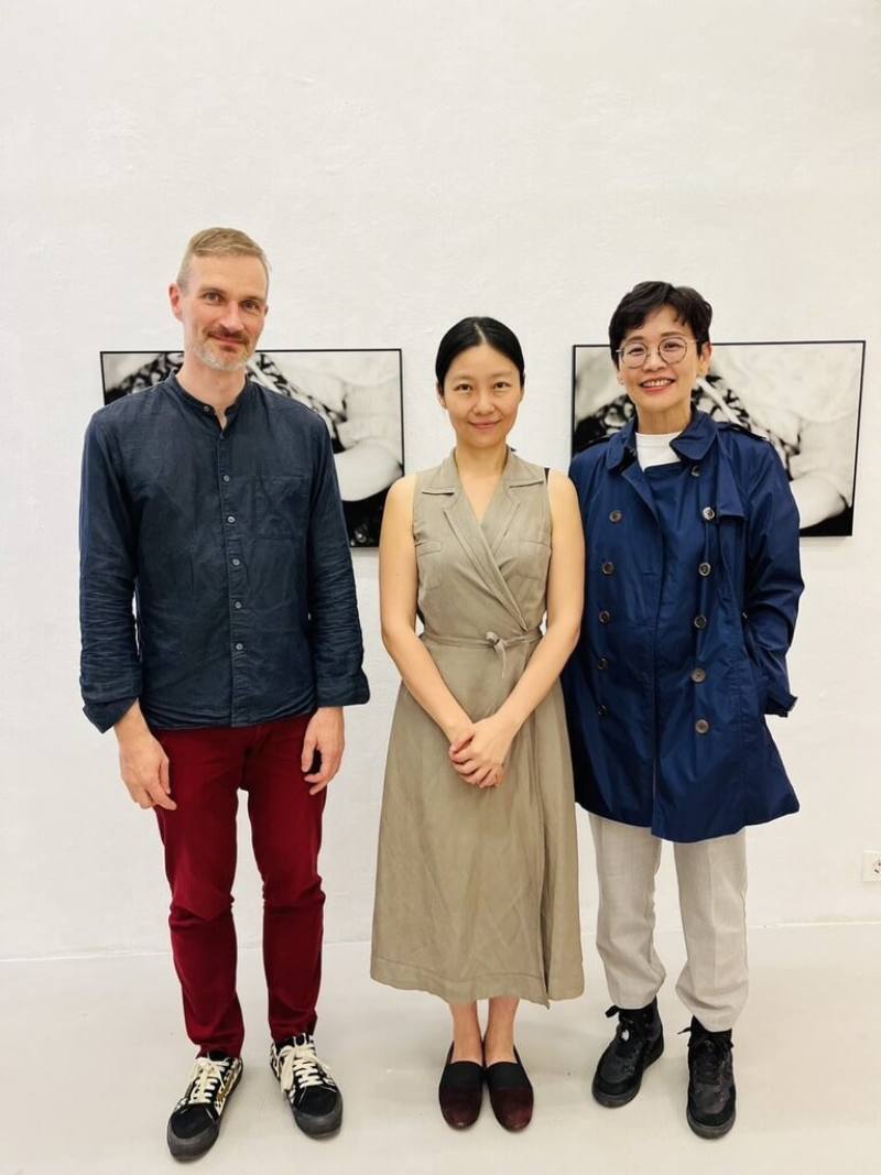 台灣藝術家許家玲（中）在西班牙巴塞隆納Homesession藝術村駐村創作2個月，26日舉辦駐村成果個展開幕。圖為她與駐村藝術總監柯里特（Olivier Collet，左）及駐西班牙代表處文化組長張祐瑄（右）合影。（駐西班牙代表處文化組提供）