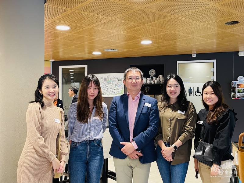 荷蘭臺灣商會會長朱承宏(中)與荷蘭臺灣青年商會副會長沙俽羽(右二)、現場協助接待工作之臺灣青年