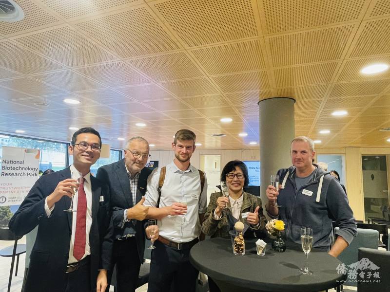 荷蘭臺灣商會新創委員會副主任委員許秀芳(右二)是荷蘭臺灣商機日活動主要策導人