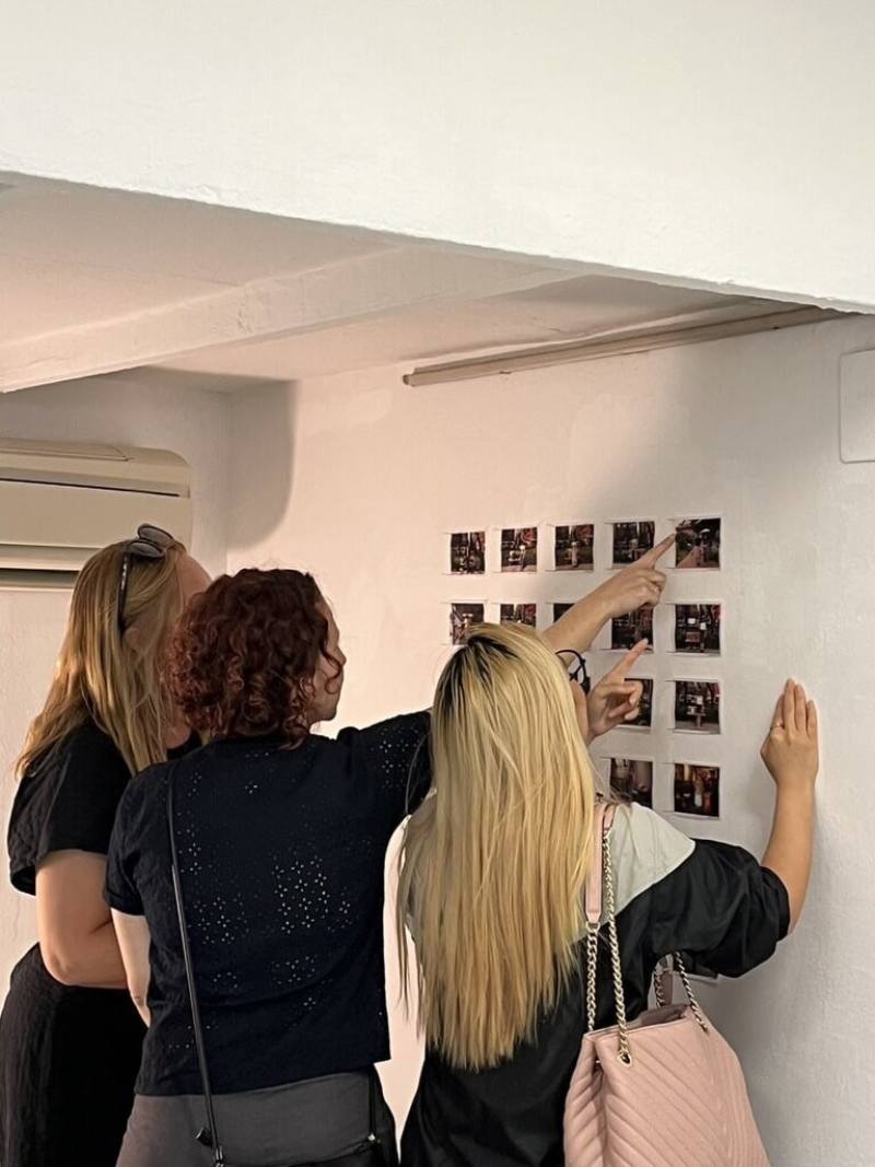 台灣藝術家許家玲在西班牙巴塞隆納Homesession藝術村駐村，26日舉辦駐村成果個展開幕，作品引起現場觀眾熱烈討論。（駐西班牙代表處文化組提供）