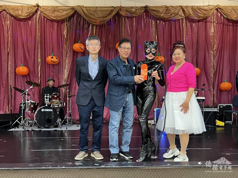 優勝者(右二)獲頒獎金