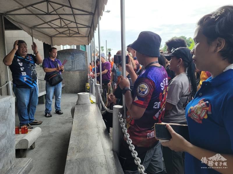 莫拉雷斯〈左〉向與會人士講述打火英雄陳偉傑英勇事跡