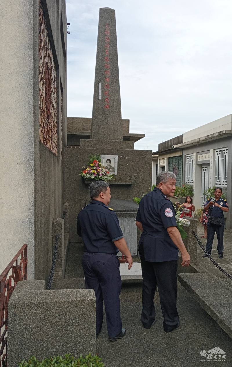 蔡彼得〈左〉、菲華消防隊員聯合總會消防總隊長黃棟燦（右）等人向張昭明烈士獻花