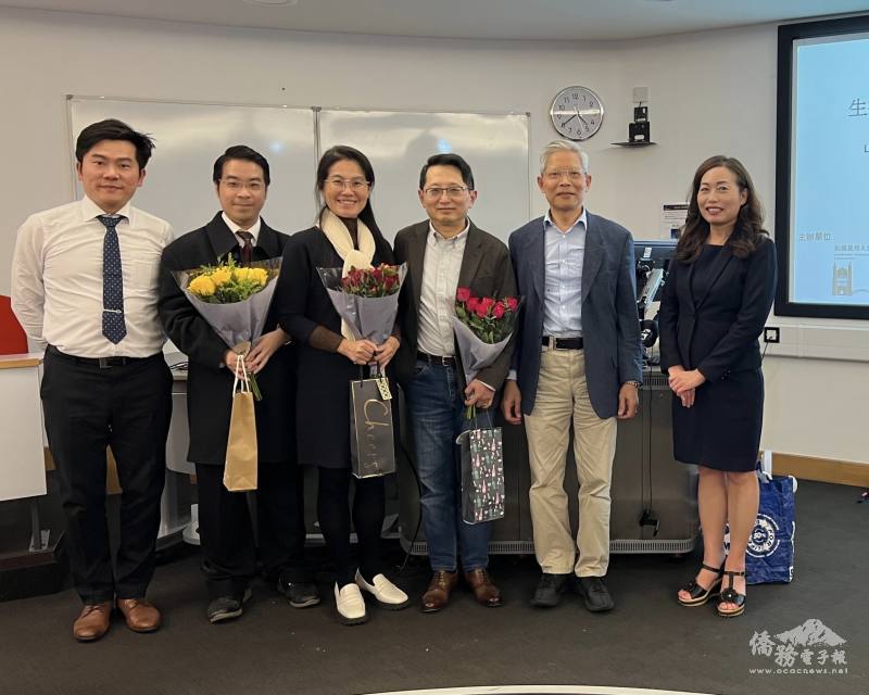 駐英國代表處僑務組組長陳世池(右二)到場支持講座並宣傳i僑卡。劍橋臺灣人協會徐美玲(右一)代表主辦方獻花給三位講者。(劍橋臺灣人協會提供)