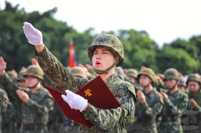 陸軍步兵第302旅「常備兵役軍事訓練186梯開訓典禮」。（陸軍第十軍團提供）