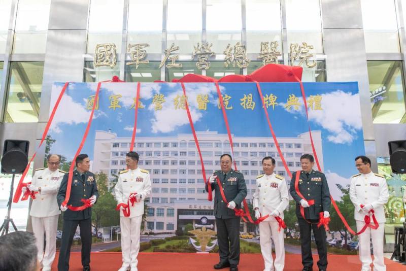 徐副部長與重要幹部共同為國軍左營總醫院揭牌。（軍聞社記者周力行攝）