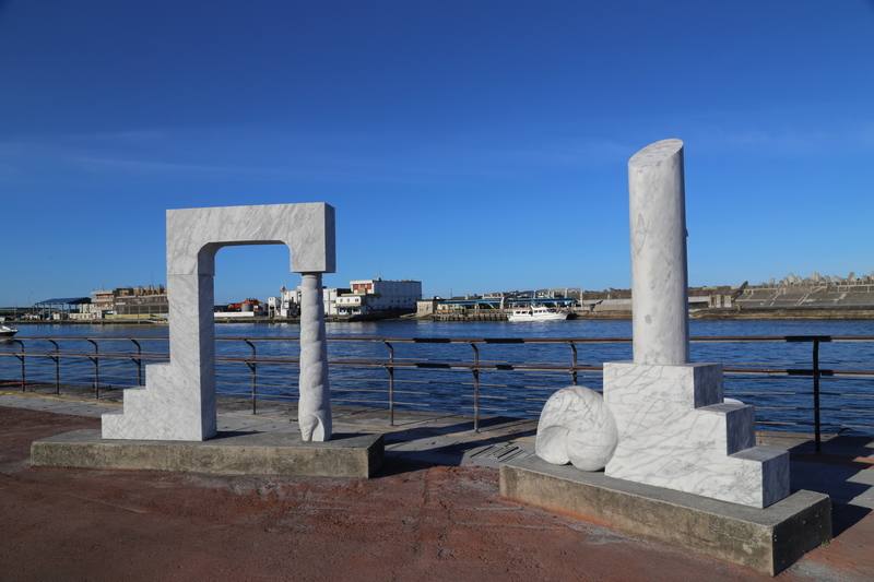 民間與花蓮縣文化局興辦「國際石雕藝術季」活動，多年來已累積170件大型作品，分置於花東海岸與縱谷，石雕藝術成就了花蓮獨特的在地藝術。圖為花蓮漁港邊的石雕作品。