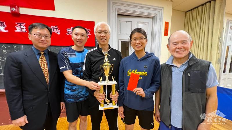 潘昭榮 (左起)頒發冠軍獎給聯合隊的李川長，陳德慈，呂恩瑄，鄭連生