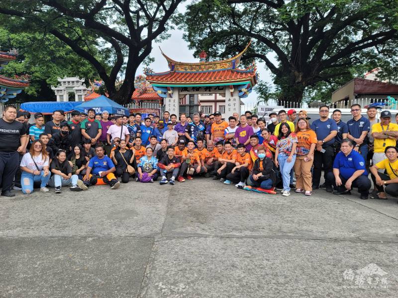 菲華火訊服務互助總會屬下消防隊代表在馬尼拉市華僑義山崇福堂前合影