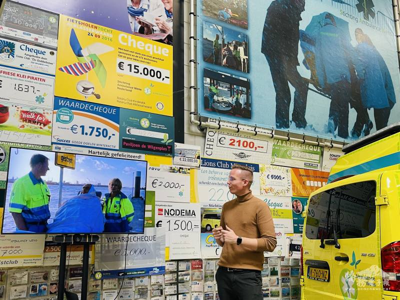 救護車臨終圓夢基金會的負責人Kees Veldboer junior簡報該組織服務內容及多則感人的故事