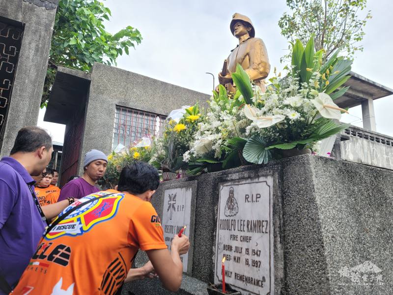 菲華打火兄弟向吳澤誼、Rodolfo Lee Ramirez、Roberto F. Ramirez及Rommel Ramirez等4位打火英雄墓前上香、點蠟燭及獻花